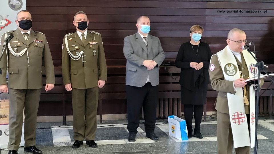 Zdjęcie ze spotkania wigilijnego, które odbyło się w piątek, 17 grudnia 2021 roku, w jednostce wojskowej 25. Brygadzie Kawalerii Powietrznej w Tomaszowie Mazowieckim Zdjęcie ze spotkania wigilijnego, które odbyło się w piątek, 17 grudnia 2021 roku, w jednostce wojskowej 25. Brygadzie Kawalerii Powietrznej w Tomaszowie Mazowieckim