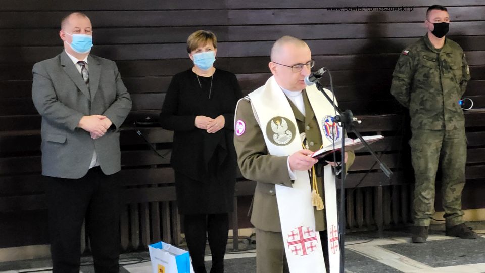 Zdjęcie ze spotkania wigilijnego, które odbyło się w piątek, 17 grudnia 2021 roku, w jednostce wojskowej 25. Brygadzie Kawalerii Powietrznej w Tomaszowie Mazowieckim Zdjęcie ze spotkania wigilijnego, które odbyło się w piątek, 17 grudnia 2021 roku, w jednostce wojskowej 25. Brygadzie Kawalerii Powietrznej w Tomaszowie Mazowieckim