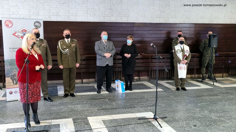 Zdjęcie ze spotkania wigilijnego, które odbyło się w piątek, 17 grudnia 2021 roku, w jednostce wojskowej 25. Brygadzie Kawalerii Powietrznej w Tomaszowie Mazowieckim Zdjęcie ze spotkania wigilijnego, które odbyło się w piątek, 17 grudnia 2021 roku, w jednostce wojskowej 25. Brygadzie Kawalerii Powietrznej w Tomaszowie Mazowieckim