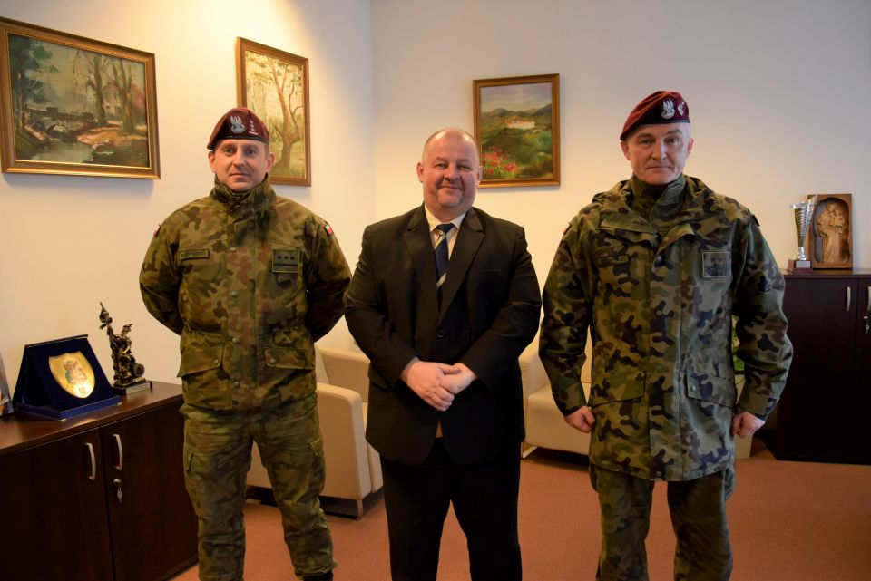 Na zdjęciu: od lewej: por. Przemysław Stemplewski – Szef Wydziału Rekrutacji WKU, Mariusz Węgrzynowski - Starosta Tomaszowski, ppłk Jerzy Nawotka – Wojskowy Komendant Uzupełnień w Tomaszowie Mazowieckim, podczas roboczego spotkania, które odbyło się w czwartek, 17 lutego 2022 roku w Starostwie Powiatowym w Tomaszowie Mazowieckim