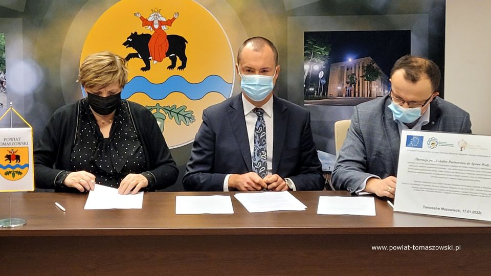 Na zdjęciu: uczestnicy spotkania, podczas którego podpisane zostały porozumienia „Partnerstwo ds. Wody”, które odbyło się w poniedziałek, 17 stycznia 2022 roku w sali konferencyjnej w Starostwie Powiatowym w Tomaszowie Mazowieckim Na zdjęciu: uczestnicy spotkania, podczas którego podpisane zostały porozumienia „Partnerstwo ds. Wody”, które odbyło się w poniedziałek, 17 stycznia 2022 roku w sali konferencyjnej w Starostwie Powiatowym w Tomaszowie Mazowieckim