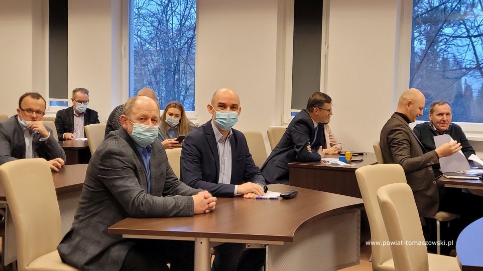 Na zdjęciu: uczestnicy spotkania, podczas którego podpisane zostały porozumienia „Partnerstwo ds. Wody”, które odbyło się w poniedziałek, 17 stycznia 2022 roku w sali konferencyjnej w Starostwie Powiatowym w Tomaszowie Mazowieckim Na zdjęciu: uczestnicy spotkania, podczas którego podpisane zostały porozumienia „Partnerstwo ds. Wody”, które odbyło się w poniedziałek, 17 stycznia 2022 roku w sali konferencyjnej w Starostwie Powiatowym w Tomaszowie Mazowieckim