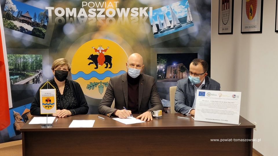 Na zdjęciu: uczestnicy spotkania, podczas którego podpisane zostały porozumienia „Partnerstwo ds. Wody”, które odbyło się w poniedziałek, 17 stycznia 2022 roku w sali konferencyjnej w Starostwie Powiatowym w Tomaszowie Mazowieckim Na zdjęciu: uczestnicy spotkania, podczas którego podpisane zostały porozumienia „Partnerstwo ds. Wody”, które odbyło się w poniedziałek, 17 stycznia 2022 roku w sali konferencyjnej w Starostwie Powiatowym w Tomaszowie Mazowieckim