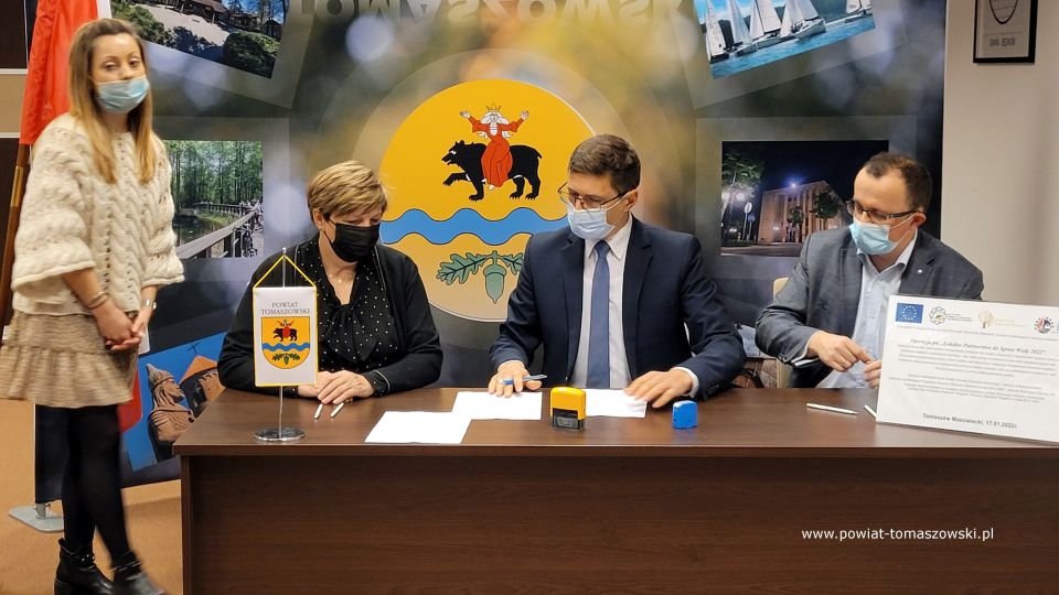 Na zdjęciu: uczestnicy spotkania, podczas którego podpisane zostały porozumienia „Partnerstwo ds. Wody”, które odbyło się w poniedziałek, 17 stycznia 2022 roku w sali konferencyjnej w Starostwie Powiatowym w Tomaszowie Mazowieckim Na zdjęciu: uczestnicy spotkania, podczas którego podpisane zostały porozumienia „Partnerstwo ds. Wody”, które odbyło się w poniedziałek, 17 stycznia 2022 roku w sali konferencyjnej w Starostwie Powiatowym w Tomaszowie Mazowieckim