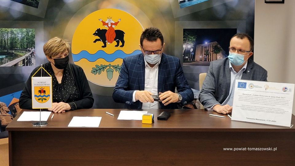 Na zdjęciu: uczestnicy spotkania, podczas którego podpisane zostały porozumienia „Partnerstwo ds. Wody”, które odbyło się w poniedziałek, 17 stycznia 2022 roku w sali konferencyjnej w Starostwie Powiatowym w Tomaszowie Mazowieckim Na zdjęciu: uczestnicy spotkania, podczas którego podpisane zostały porozumienia „Partnerstwo ds. Wody”, które odbyło się w poniedziałek, 17 stycznia 2022 roku w sali konferencyjnej w Starostwie Powiatowym w Tomaszowie Mazowieckim