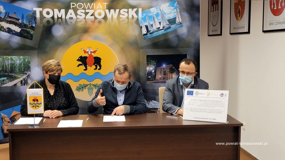 Na zdjęciu: uczestnicy spotkania, podczas którego podpisane zostały porozumienia „Partnerstwo ds. Wody”, które odbyło się w poniedziałek, 17 stycznia 2022 roku w sali konferencyjnej w Starostwie Powiatowym w Tomaszowie Mazowieckim Na zdjęciu: uczestnicy spotkania, podczas którego podpisane zostały porozumienia „Partnerstwo ds. Wody”, które odbyło się w poniedziałek, 17 stycznia 2022 roku w sali konferencyjnej w Starostwie Powiatowym w Tomaszowie Mazowieckim