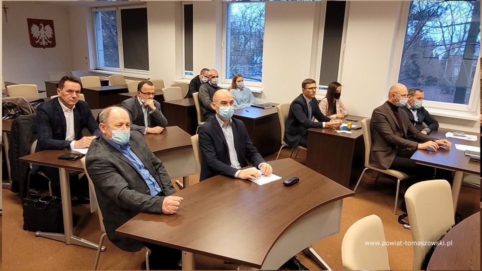 Na zdjęciu: uczestnicy spotkania, podczas którego podpisane zostały porozumienia „Partnerstwo ds. Wody”, które odbyło się w poniedziałek, 17 stycznia 2022 roku w sali konferencyjnej w Starostwie Powiatowym w Tomaszowie Mazowieckim Na zdjęciu: uczestnicy spotkania, podczas którego podpisane zostały porozumienia „Partnerstwo ds. Wody”, które odbyło się w poniedziałek, 17 stycznia 2022 roku w sali konferencyjnej w Starostwie Powiatowym w Tomaszowie Mazowieckim