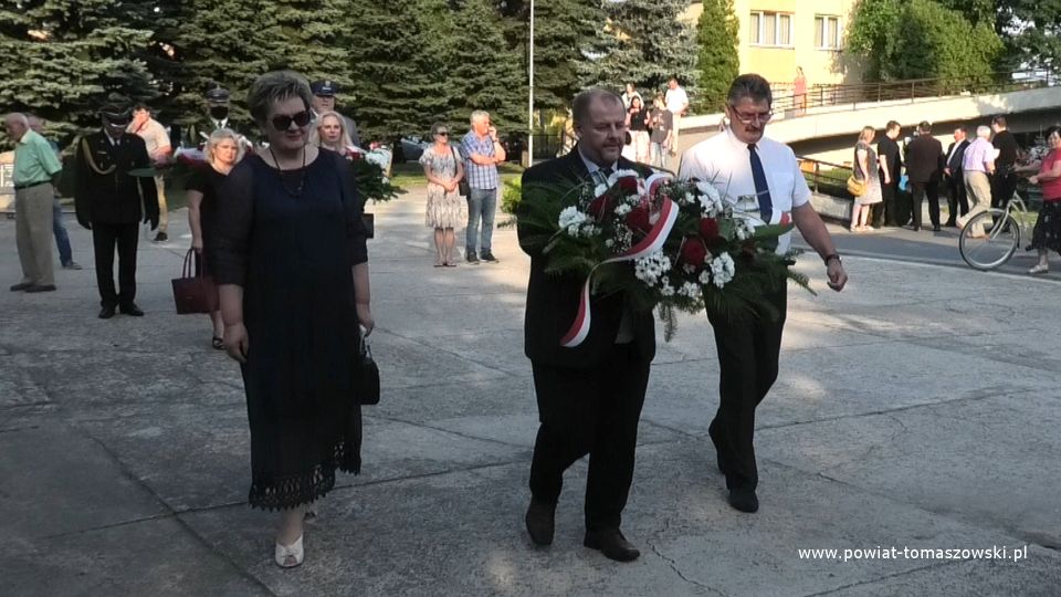 Na zdjęciu: delegacja władz powiatu tomaszowskiego w składzie: od lewej Wacława Bąk – Przewodnicząca Rady Powiatu Tomaszowskiego, Mariusz Węgrzynowski – Starosta Powiatu Tomaszowskiego, Leszek Ogórek – Wicestarosta Powiatu Tomaszowskiego, składają wiązankę kwiatów pod pomnikiem Nieznanego żołnierza, na terenie kościoła pw. Najświętszej Marii Panny Królowej Polski,11 lipca 2021 roku, w 78 rocznicę zbrodni wołyńskiej w Dniu Pamięci Ofiar Ludobójstwa dokonanego przez ukraińskich nacjonalistów na obywatelach II Rzeczypospolitej Polskiej