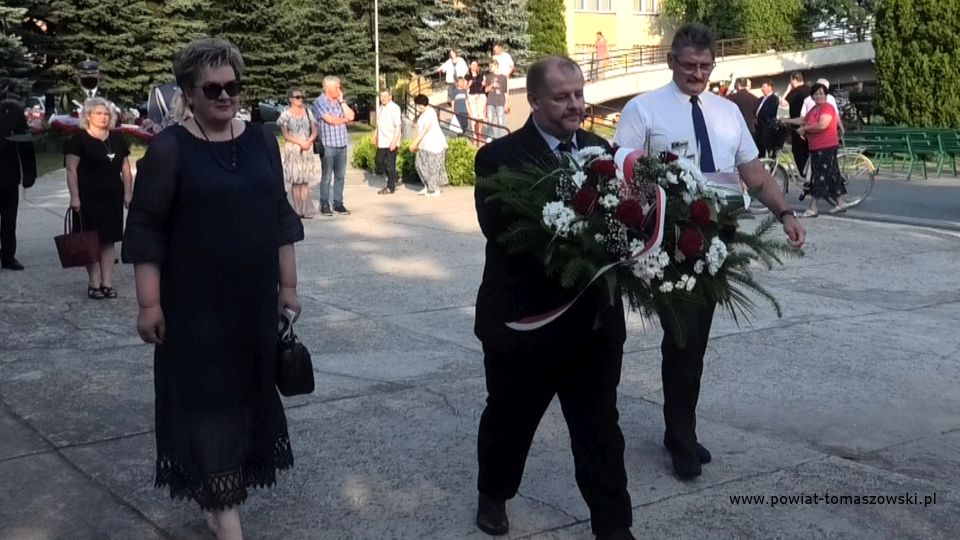 Na zdjęciu: delegacja władz powiatu tomaszowskiego w składzie: od lewej Wacława Bąk – Przewodnicząca Rady Powiatu Tomaszowskiego, Mariusz Węgrzynowski – Starosta Powiatu Tomaszowskiego, Leszek Ogórek – Wicestarosta Powiatu Tomaszowskiego, składają wiązankę kwiatów pod pomnikiem Nieznanego żołnierza, na terenie kościoła pw. Najświętszej Marii Panny Królowej Polski,11 lipca 2021 roku, w 78 rocznicę zbrodni wołyńskiej w Dniu Pamięci Ofiar Ludobójstwa dokonanego przez ukraińskich nacjonalistów na obywatelach II Rzeczypospolitej Polskiej
