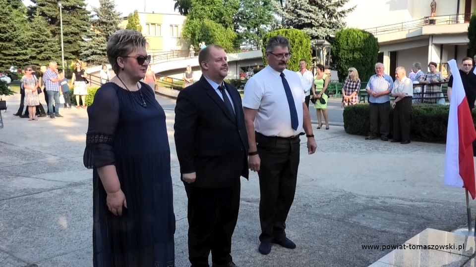 Na zdjęciu: delegacja władz powiatu tomaszowskiego w składzie: od lewej Wacława Bąk – Przewodnicząca Rady Powiatu Tomaszowskiego, Mariusz Węgrzynowski – Starosta Powiatu Tomaszowskiego, Leszek Ogórek – Wicestarosta Powiatu Tomaszowskiego, składają wiązankę kwiatów pod pomnikiem Nieznanego żołnierza, na terenie kościoła pw. Najświętszej Marii Panny Królowej Polski,11 lipca 2021 roku, w 78 rocznicę zbrodni wołyńskiej w Dniu Pamięci Ofiar Ludobójstwa dokonanego przez ukraińskich nacjonalistów na obywatelach II Rzeczypospolitej Polskiej