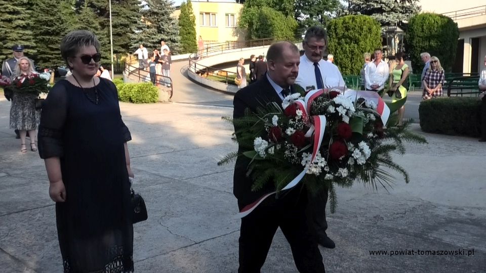 Na zdjęciu: delegacja władz powiatu tomaszowskiego w składzie: od lewej Wacława Bąk – Przewodnicząca Rady Powiatu Tomaszowskiego, Mariusz Węgrzynowski – Starosta Powiatu Tomaszowskiego, Leszek Ogórek – Wicestarosta Powiatu Tomaszowskiego, składają wiązankę kwiatów pod pomnikiem Nieznanego żołnierza, na terenie kościoła pw. Najświętszej Marii Panny Królowej Polski,11 lipca 2021 roku, w 78 rocznicę zbrodni wołyńskiej w Dniu Pamięci Ofiar Ludobójstwa dokonanego przez ukraińskich nacjonalistów na obywatelach II Rzeczypospolitej Polskiej