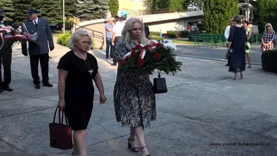 Na zdjęciu: delegacja władz powiatu tomaszowskiego w składzie: od lewej Wacława Bąk – Przewodnicząca Rady Powiatu Tomaszowskiego, Mariusz Węgrzynowski – Starosta Powiatu Tomaszowskiego, Leszek Ogórek – Wicestarosta Powiatu Tomaszowskiego, składają wiązankę kwiatów pod pomnikiem Nieznanego żołnierza, na terenie kościoła pw. Najświętszej Marii Panny Królowej Polski,11 lipca 2021 roku, w 78 rocznicę zbrodni wołyńskiej w Dniu Pamięci Ofiar Ludobójstwa dokonanego przez ukraińskich nacjonalistów na obywatelach II Rzeczypospolitej Polskiej