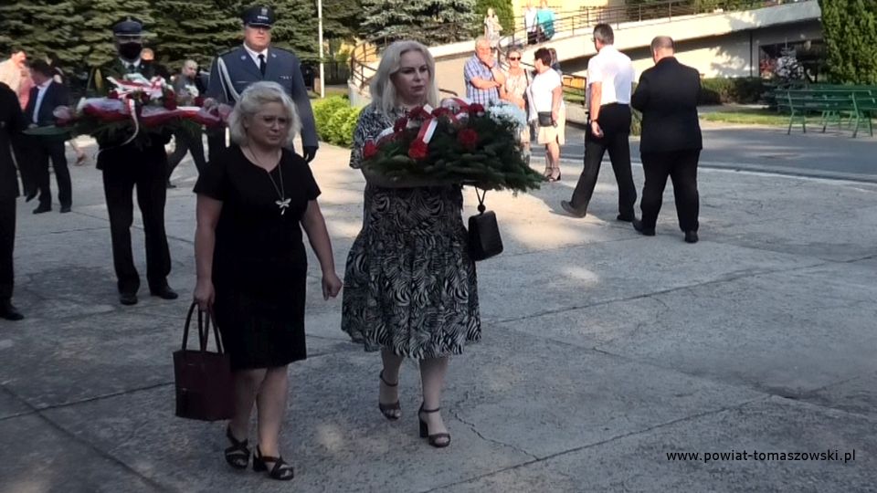 Na zdjęciu: delegacja władz miasta Tomaszowa Mazowieckiego w składzie: Izabela Śliwińska – Wiceprezydent Tomaszowa mazowieckiego – z kwiatami, i Marzanna Popławska – Wiceprzewodnicząca Rady Miejskiej,  składają wiązankę kwiatów pod pomnikiem Nieznanego żołnierza, na terenie kościoła pw. Najświętszej Marii Panny Królowej Polski,11 lipca 2021 roku, w 78 rocznicę zbrodni wołyńskiej w Dniu Pamięci Ofiar Ludobójstwa dokonanego przez ukraińskich nacjonalistów na obywatelach II Rzeczypospolitej Polskiej