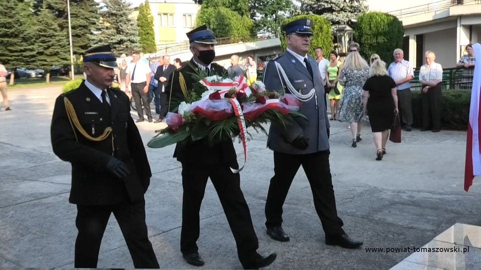 Na zdjęciu: delegacja służb mundurowych, od lewej: Państwowej Straży Pożarnej w Tomaszowie Mazowieckim, Straży Miejskiej i Policji, składają wiązankę kwiatów pod pomnikiem Nieznanego żołnierza, na terenie kościoła pw. Najświętszej Marii Panny Królowej Polski,11 lipca 2021 roku, w 78 rocznicę zbrodni wołyńskiej w Dniu Pamięci Ofiar Ludobójstwa dokonanego przez ukraińskich nacjonalistów na obywatelach II Rzeczypospolitej Polskiej