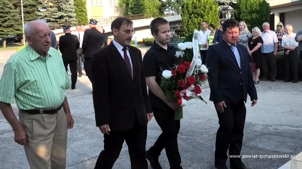 Na zdjęciu: delegacja Ruchu Narodowego oddział w Tomaszowie Mazowieckim, składa wiązankę kwiatów pod pomnikiem Nieznanego żołnierza, na terenie kościoła pw. Najświętszej Marii Panny Królowej Polski,11 lipca 2021 roku, w 78 rocznicę zbrodni wołyńskiej w Dniu Pamięci Ofiar Ludobójstwa dokonanego przez ukraińskich nacjonalistów na obywatelach II Rzeczypospolitej Polskiej
