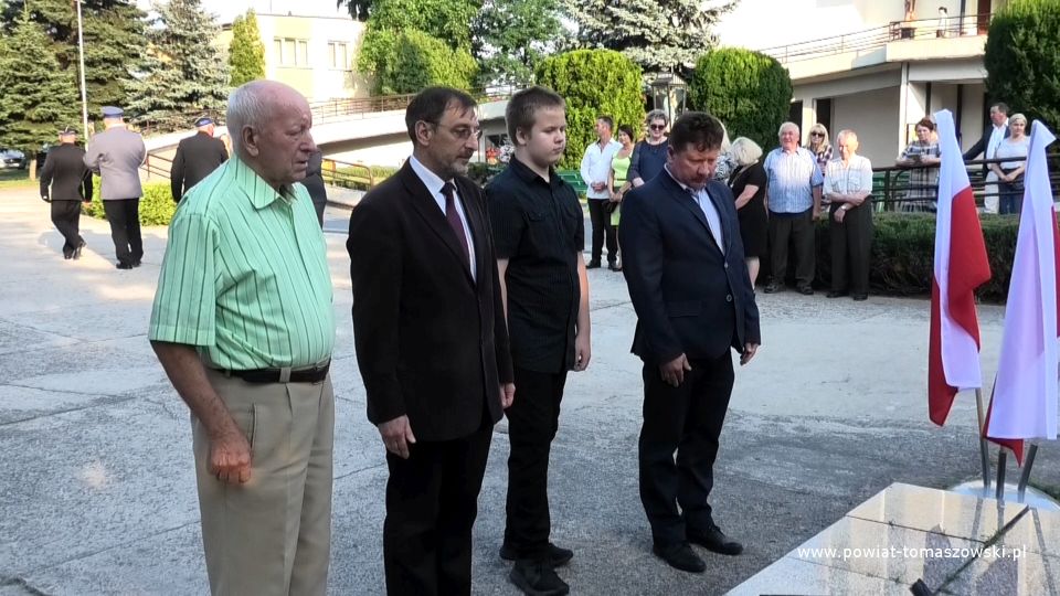 Na zdjęciu: delegacja Ruchu Narodowego oddział w Tomaszowie Mazowieckim, składa wiązankę kwiatów pod pomnikiem Nieznanego żołnierza, na terenie kościoła pw. Najświętszej Marii Panny Królowej Polski,11 lipca 2021 roku, w 78 rocznicę zbrodni wołyńskiej w Dniu Pamięci Ofiar Ludobójstwa dokonanego przez ukraińskich nacjonalistów na obywatelach II Rzeczypospolitej Polskiej