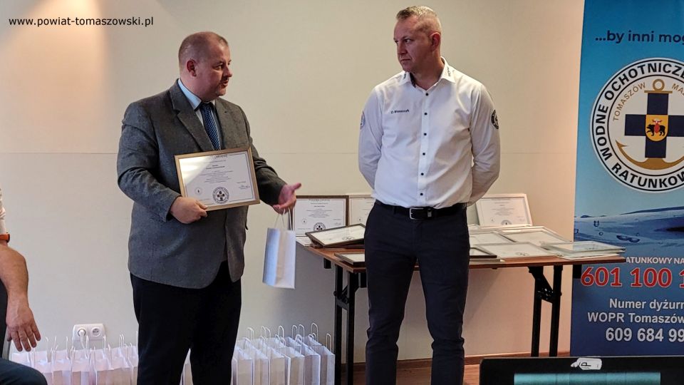 Na zdjęciu: zdjęcie z uroczystości zorganizowanej przez WOPR w Tomaszowie Mazowieckim, na zakończenie sezonu letniego 2021, które odbyło się w sobotę, 16 października 2021 roku, w Centrum MOLO w Smardzewicach