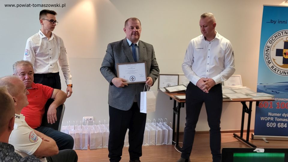 Na zdjęciu: zdjęcie z uroczystości zorganizowanej przez WOPR w Tomaszowie Mazowieckim, na zakończenie sezonu letniego 2021, które odbyło się w sobotę, 16 października 2021 roku, w Centrum MOLO w Smardzewicach