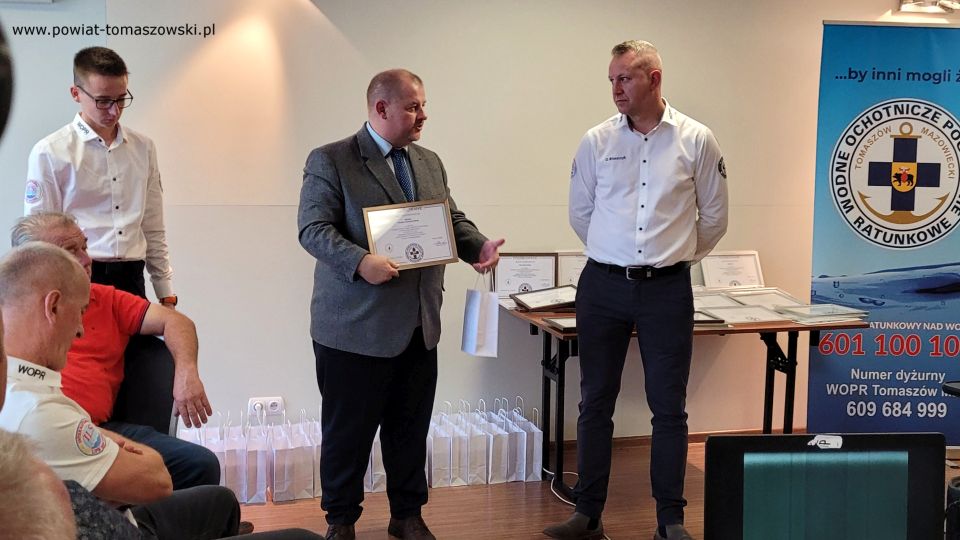 Na zdjęciu: zdjęcie z uroczystości zorganizowanej przez WOPR w Tomaszowie Mazowieckim, na zakończenie sezonu letniego 2021, które odbyło się w sobotę, 16 października 2021 roku, w Centrum MOLO w Smardzewicach