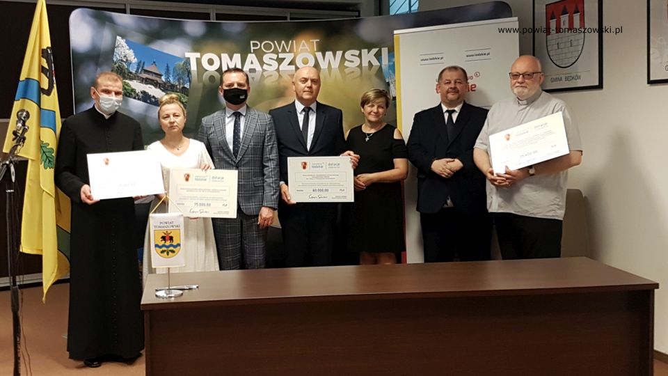 Na zdjęciu: od lewej: ksiądz Witold Urbaniak – proboszcz parafii Matki Boskiej Różańcowej w Łaznowie, Ewa Wendrowska – radna Sejmiku Województwa Łódzkiego, Zbigniew Ziemba – Wicemarszałek Województwa Łódzkiego, Janusz Ciesielski – radny Sejmiku Województwa Łódzkiego, Elżbieta Łojszczyk – członek Zarządu Powiatu, Mariusz Węgrzynowski – Starosta Powiatu Tomaszowskiego, ksiądz Tomasz Bojanowski – proboszcz parafii Wniebowstąpienia NMP w Lubochni, podczas wręczenia promes, potwierdzających otrzymanie dotacji na remont, renowację obiektów zabytkowych w powiecie tomaszowskim, które odbyło się 12 lipca 2021 roku w sali konferencyjnym w Starostwie Powiatowym w Tomaszowie Mazowieckim Na zdjęciu: od lewej: ksiądz Witold Urbaniak – proboszcz parafii Matki Boskiej Różańcowej w Łaznowie, Ewa Wendrowska – radna Sejmiku Województwa Łódzkiego, Zbigniew Ziemba – Wicemarszałek Województwa Łódzkiego, Janusz Ciesielski – radny Sejmiku Województwa Łódzkiego, Elżbieta Łojszczyk – członek Zarządu Powiatu, Mariusz Węgrzynowski – Starosta Powiatu Tomaszowskiego, ksiądz Tomasz Bojanowski – proboszcz parafii Wniebowstąpienia NMP w Lubochni, podczas wręczenia promes, potwierdzających otrzymanie dotacji na remont, renowację obiektów zabytkowych w powiecie tomaszowskim, które odbyło się 12 lipca 2021 roku w sali konferencyjnym w Starostwie Powiatowym w Tomaszowie Mazowieckim