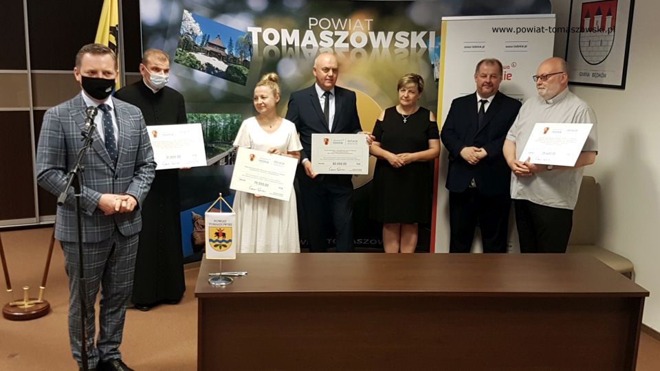 Na zdjęciu: od lewej: Zbigniew Ziemba – Wicemarszałek Województwa Łódzkiego, ksiądz Witold Urbaniak – proboszcz parafii Matki Boskiej Różańcowej w Łaznowie, Ewa Wendrowska – radna Sejmiku Województwa Łódzkiego, Janusz Ciesielski – radny Sejmiku Województwa Łódzkiego, Elżbieta Łojszczyk – członek Zarządu Powiatu, Mariusz Węgrzynowski – Starosta Powiatu Tomaszowskiego, ksiądz Tomasz Bojanowski – proboszcz parafii Wniebowstąpienia NMP w Lubochni, podczas wręczenia promes, potwierdzających otrzymanie dotacji na remont, renowację obiektów zabytkowych w powiecie tomaszowskim, które odbyło się 12 lipca 2021 roku w sali konferencyjnym w Starostwie Powiatowym w Tomaszowie Mazowieckim Na zdjęciu: od lewej: Zbigniew Ziemba – Wicemarszałek Województwa Łódzkiego, ksiądz Witold Urbaniak – proboszcz parafii Matki Boskiej Różańcowej w Łaznowie, Ewa Wendrowska – radna Sejmiku Województwa Łódzkiego, Janusz Ciesielski – radny Sejmiku Województwa Łódzkiego, Elżbieta Łojszczyk – członek Zarządu Powiatu, Mariusz Węgrzynowski – Starosta Powiatu Tomaszowskiego, ksiądz Tomasz Bojanowski – proboszcz parafii Wniebowstąpienia NMP w Lubochni, podczas wręczenia promes, potwierdzających otrzymanie dotacji na remont, renowację obiektów zabytkowych w powiecie tomaszowskim, które odbyło się 12 lipca 2021 roku w sali konferencyjnym w Starostwie Powiatowym w Tomaszowie Mazowieckim