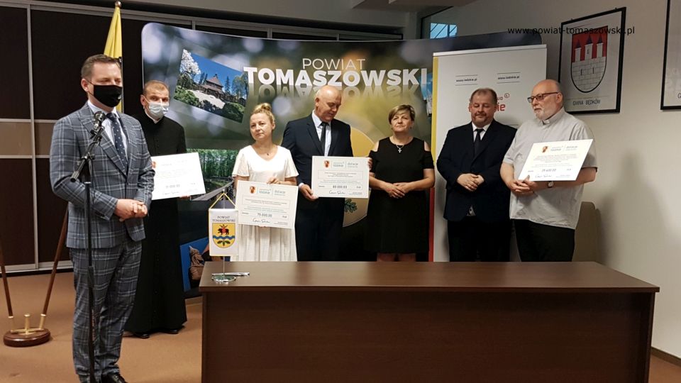 Na zdjęciu: od lewej: Zbigniew Ziemba – Wicemarszałek Województwa Łódzkiego, ksiądz Witold Urbaniak – proboszcz parafii Matki Boskiej Różańcowej w Łaznowie, Ewa Wendrowska – radna Sejmiku Województwa Łódzkiego, Janusz Ciesielski – radny Sejmiku Województwa Łódzkiego, Elżbieta Łojszczyk – członek Zarządu Powiatu, Mariusz Węgrzynowski – Starosta Powiatu Tomaszowskiego, ksiądz Tomasz Bojanowski – proboszcz parafii Wniebowstąpienia NMP w Lubochni, podczas wręczenia promes, potwierdzających otrzymanie dotacji na remont, renowację obiektów zabytkowych w powiecie tomaszowskim, które odbyło się 12 lipca 2021 roku w sali konferencyjnym w Starostwie Powiatowym w Tomaszowie Mazowieckim