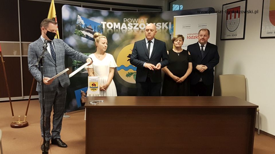 Na zdjęciu: od lewej: Zbigniew Ziemba – Wicemarszałek Województwa Łódzkiego, Ewa Wendrowska – radna Sejmiku Województwa Łódzkiego, Janusz Ciesielski – radny Sejmiku Województwa Łódzkiego, Elżbieta Łojszczyk – członek Zarządu Powiatu, Mariusz Węgrzynowski – Starosta Powiatu Tomaszowskiego, podczas wręczenia promes, potwierdzających otrzymanie dotacji na remont, renowację obiektów zabytkowych w powiecie tomaszowskim, które odbyło się 12 lipca 2021 roku w sali konferencyjnym w Starostwie Powiatowym w Tomaszowie Mazowieckim Na zdjęciu: od lewej: Zbigniew Ziemba – Wicemarszałek Województwa Łódzkiego, Ewa Wendrowska – radna Sejmiku Województwa Łódzkiego, Janusz Ciesielski – radny Sejmiku Województwa Łódzkiego, Elżbieta Łojszczyk – członek Zarządu Powiatu, Mariusz Węgrzynowski – Starosta Powiatu Tomaszowskiego, podczas wręczenia promes, potwierdzających otrzymanie dotacji na remont, renowację obiektów zabytkowych w powiecie tomaszowskim, które odbyło się 12 lipca 2021 roku w sali konferencyjnym w Starostwie Powiatowym w Tomaszowie Mazowieckim