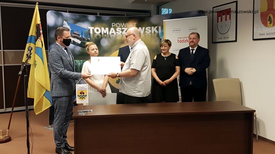 Na zdjęciu: od lewej: Zbigniew Ziemba – Wicemarszałek Województwa Łódzkiego, Ewa Wendrowska – radna Sejmiku Województwa Łódzkiego, Tomasz Bojanowski – proboszcz parafii Wniebowstąpienia NMP w Lubochni, Elżbieta Łojszczyk – członek Zarządu Powiatu, Mariusz Węgrzynowski – Starosta Powiatu Tomaszowskiego, ksiądz podczas wręczenia promes, potwierdzających otrzymanie dotacji na remont, renowację obiektów zabytkowych w powiecie tomaszowskim, które odbyło się 12 lipca 2021 roku w sali konferencyjnym w Starostwie Powiatowym w Tomaszowie Mazowieckim Na zdjęciu: od lewej: Zbigniew Ziemba – Wicemarszałek Województwa Łódzkiego, Ewa Wendrowska – radna Sejmiku Województwa Łódzkiego, Tomasz Bojanowski – proboszcz parafii Wniebowstąpienia NMP w Lubochni, Elżbieta Łojszczyk – członek Zarządu Powiatu, Mariusz Węgrzynowski – Starosta Powiatu Tomaszowskiego, ksiądz podczas wręczenia promes, potwierdzających otrzymanie dotacji na remont, renowację obiektów zabytkowych w powiecie tomaszowskim, które odbyło się 12 lipca 2021 roku w sali konferencyjnym w Starostwie Powiatowym w Tomaszowie Mazowieckim