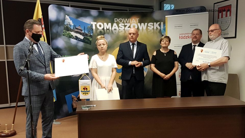 Na zdjęciu: od lewej: Zbigniew Ziemba – Wicemarszałek Województwa Łódzkiego, Ewa Wendrowska – radna Sejmiku Województwa Łódzkiego, Janusz Ciesielski – radny Sejmiku Województwa Łódzkiego, Elżbieta Łojszczyk – członek Zarządu Powiatu, Mariusz Węgrzynowski – Starosta Powiatu Tomaszowskiego, ksiądz Tomasz Bojanowski – proboszcz parafii Wniebowstąpienia NMP w Lubochni, podczas wręczenia promes, potwierdzających otrzymanie dotacji na remont, renowację obiektów zabytkowych w powiecie tomaszowskim, które odbyło się 12 lipca 2021 roku w sali konferencyjnym w Starostwie Powiatowym w Tomaszowie Mazowieckim Na zdjęciu: od lewej: Zbigniew Ziemba – Wicemarszałek Województwa Łódzkiego, Ewa Wendrowska – radna Sejmiku Województwa Łódzkiego, Janusz Ciesielski – radny Sejmiku Województwa Łódzkiego, Elżbieta Łojszczyk – członek Zarządu Powiatu, Mariusz Węgrzynowski – Starosta Powiatu Tomaszowskiego, ksiądz Tomasz Bojanowski – proboszcz parafii Wniebowstąpienia NMP w Lubochni, podczas wręczenia promes, potwierdzających otrzymanie dotacji na remont, renowację obiektów zabytkowych w powiecie tomaszowskim, które odbyło się 12 lipca 2021 roku w sali konferencyjnym w Starostwie Powiatowym w Tomaszowie Mazowieckim