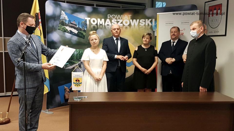 Na zdjęciu: od lewej: Zbigniew Ziemba – Wicemarszałek Województwa Łódzkiego, Ewa Wendrowska – radna Sejmiku Województwa Łódzkiego, Janusz Ciesielski – radny Sejmiku Województwa Łódzkiego, Elżbieta Łojszczyk – członek Zarządu Powiatu, Mariusz Węgrzynowski – Starosta Powiatu Tomaszowskiego, ksiądz Witold Urbaniak – proboszcz parafii Matki Boskiej Różańcowej w Łaznowie, podczas wręczenia promes, potwierdzających otrzymanie dotacji na remont, renowację obiektów zabytkowych w powiecie tomaszowskim, które odbyło się 12 lipca 2021 roku w sali konferencyjnym w Starostwie Powiatowym w Tomaszowie Mazowieckim Na zdjęciu: od lewej: Zbigniew Ziemba – Wicemarszałek Województwa Łódzkiego, Ewa Wendrowska – radna Sejmiku Województwa Łódzkiego, Janusz Ciesielski – radny Sejmiku Województwa Łódzkiego, Elżbieta Łojszczyk – członek Zarządu Powiatu, Mariusz Węgrzynowski – Starosta Powiatu Tomaszowskiego, ksiądz Witold Urbaniak – proboszcz parafii Matki Boskiej Różańcowej w Łaznowie, podczas wręczenia promes, potwierdzających otrzymanie dotacji na remont, renowację obiektów zabytkowych w powiecie tomaszowskim, które odbyło się 12 lipca 2021 roku w sali konferencyjnym w Starostwie Powiatowym w Tomaszowie Mazowieckim