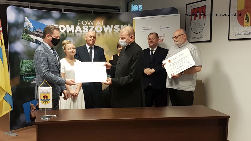 Na zdjęciu: od lewej: Zbigniew Ziemba – Wicemarszałek Województwa Łódzkiego, Ewa Wendrowska – radna Sejmiku Województwa Łódzkiego, Janusz Ciesielski – radny Sejmiku Województwa Łódzkiego, Elżbieta Łojszczyk – członek Zarządu Powiatu, Mariusz Węgrzynowski – Starosta Powiatu Tomaszowskiego, ksiądz Witold Urbaniak – proboszcz parafii Matki Boskiej Różańcowej w Łaznowie, podczas wręczenia promes, potwierdzających otrzymanie dotacji na remont, renowację obiektów zabytkowych w powiecie tomaszowskim, które odbyło się 12 lipca 2021 roku w sali konferencyjnym w Starostwie Powiatowym w Tomaszowie Mazowieckim Na zdjęciu: od lewej: Zbigniew Ziemba – Wicemarszałek Województwa Łódzkiego, Ewa Wendrowska – radna Sejmiku Województwa Łódzkiego, Janusz Ciesielski – radny Sejmiku Województwa Łódzkiego, Elżbieta Łojszczyk – członek Zarządu Powiatu, Mariusz Węgrzynowski – Starosta Powiatu Tomaszowskiego, ksiądz Witold Urbaniak – proboszcz parafii Matki Boskiej Różańcowej w Łaznowie, podczas wręczenia promes, potwierdzających otrzymanie dotacji na remont, renowację obiektów zabytkowych w powiecie tomaszowskim, które odbyło się 12 lipca 2021 roku w sali konferencyjnym w Starostwie Powiatowym w Tomaszowie Mazowieckim