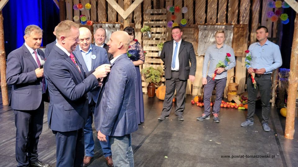 Na zdjęciu: zdjęcie z wręczenia odznak „Zasłużony dla Rolnictwa”, dla czterech rolników z powiatu tomaszowskiego: Piotra Malinowskiego i Radosława Piechny  z gminy Będków oraz Mateusza Sypuły i Dominika Tkaczyka z gminy Rzeczyca