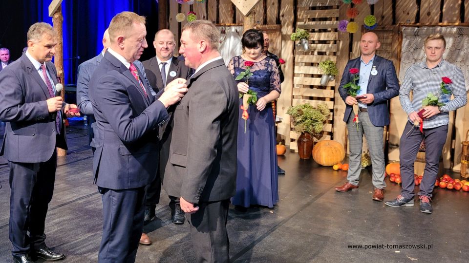 Na zdjęciu: zdjęcie z wręczenia odznak „Zasłużony dla Rolnictwa”, dla czterech rolników z powiatu tomaszowskiego: Piotra Malinowskiego i Radosława Piechny  z gminy Będków oraz Mateusza Sypuły i Dominika Tkaczyka z gminy Rzeczyca