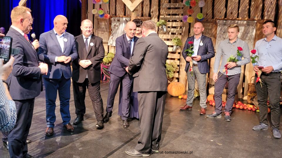 Na zdjęciu: zdjęcie z wręczenia odznak „Zasłużony dla Rolnictwa”, dla czterech rolników z powiatu tomaszowskiego: Piotra Malinowskiego i Radosława Piechny  z gminy Będków oraz Mateusza Sypuły i Dominika Tkaczyka z gminy Rzeczyca