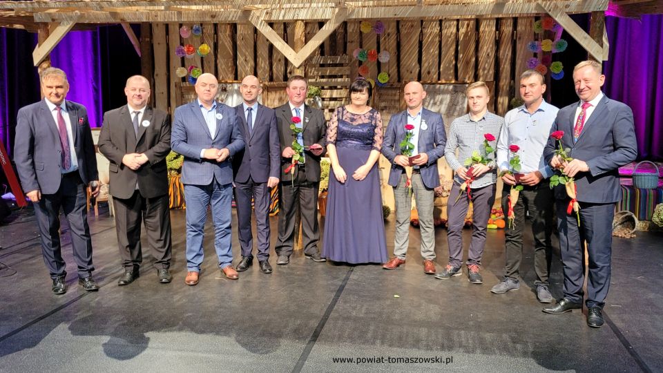 Na zdjęciu: zdjęcie z wręczenia odznak „Zasłużony dla Rolnictwa”, dla czterech rolników z powiatu tomaszowskiego: Piotra Malinowskiego i Radosława Piechny  z gminy Będków oraz Mateusza Sypuły i Dominika Tkaczyka z gminy Rzeczyca