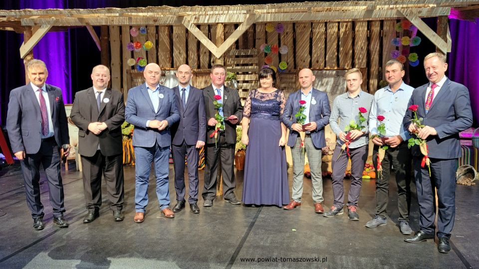 Na zdjęciu: zdjęcie z wręczenia odznak „Zasłużony dla Rolnictwa”, dla czterech rolników z powiatu tomaszowskiego: Piotra Malinowskiego i Radosława Piechny  z gminy Będków oraz Mateusza Sypuły i Dominika Tkaczyka z gminy Rzeczyca