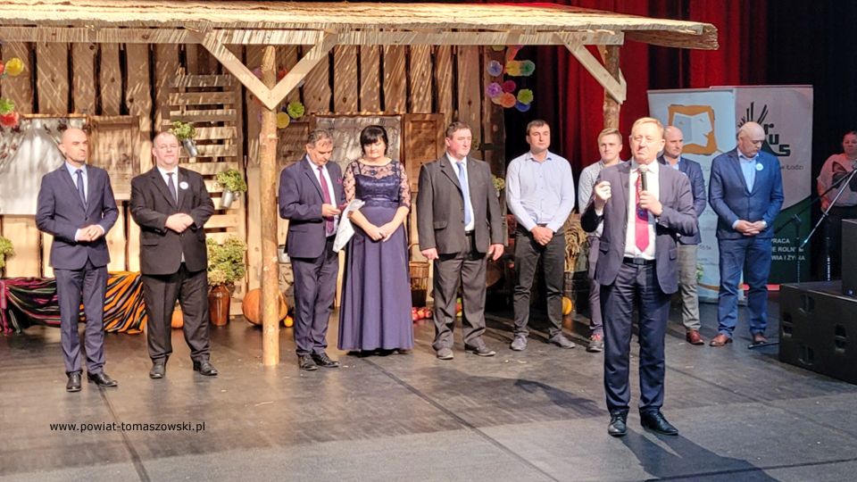 Na zdjęciu: zdjęcie z wręczenia odznak „Zasłużony dla Rolnictwa”, dla czterech rolników z powiatu tomaszowskiego: Piotra Malinowskiego i Radosława Piechny  z gminy Będków oraz Mateusza Sypuły i Dominika Tkaczyka z gminy Rzeczyca