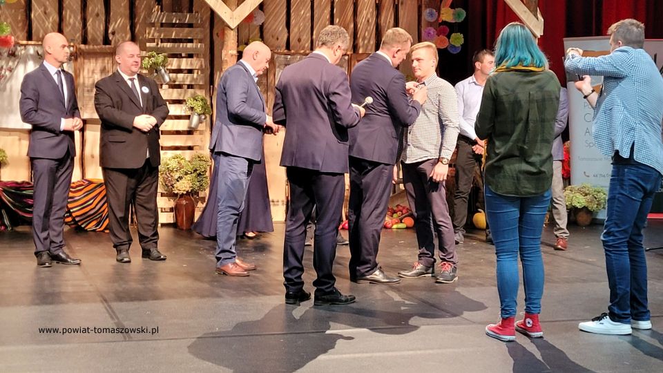 Na zdjęciu: zdjęcie z wręczenia odznak „Zasłużony dla Rolnictwa”, dla czterech rolników z powiatu tomaszowskiego: Piotra Malinowskiego i Radosława Piechny  z gminy Będków oraz Mateusza Sypuły i Dominika Tkaczyka z gminy Rzeczyca