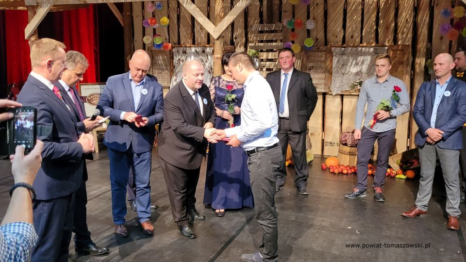 Na zdjęciu: zdjęcie z wręczenia odznak „Zasłużony dla Rolnictwa”, dla czterech rolników z powiatu tomaszowskiego: Piotra Malinowskiego i Radosława Piechny  z gminy Będków oraz Mateusza Sypuły i Dominika Tkaczyka z gminy Rzeczyca