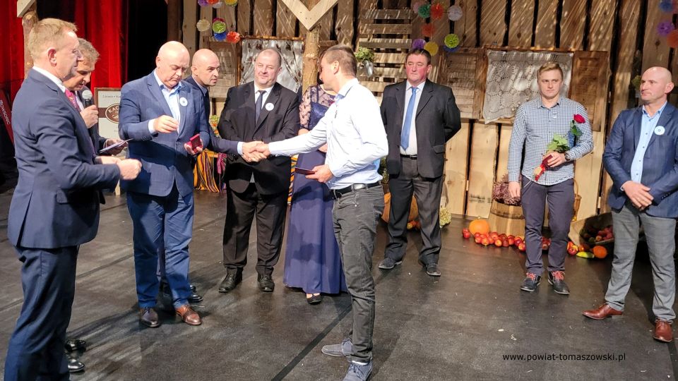 Na zdjęciu: zdjęcie z wręczenia odznak „Zasłużony dla Rolnictwa”, dla czterech rolników z powiatu tomaszowskiego: Piotra Malinowskiego i Radosława Piechny  z gminy Będków oraz Mateusza Sypuły i Dominika Tkaczyka z gminy Rzeczyca
