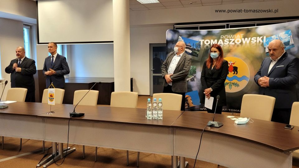 Na zdjęciu: zdjęcie z konferencji, która odbyła się w środę, 13 października 2021 roku w sali konferencyjnej Starostwa Powiatowego w Tomaszowie Mazowieckim, zorganizowana z okazji obchodów Światowego Dnia Ochrony Zdrowia Psychicznego 