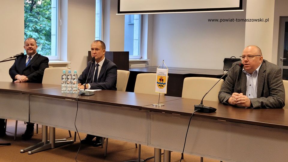 Na zdjęciu: zdjęcie z konferencji, która odbyła się w środę, 13 października 2021 roku w sali konferencyjnej Starostwa Powiatowego w Tomaszowie Mazowieckim, zorganizowana z okazji obchodów Światowego Dnia Ochrony Zdrowia Psychicznego 