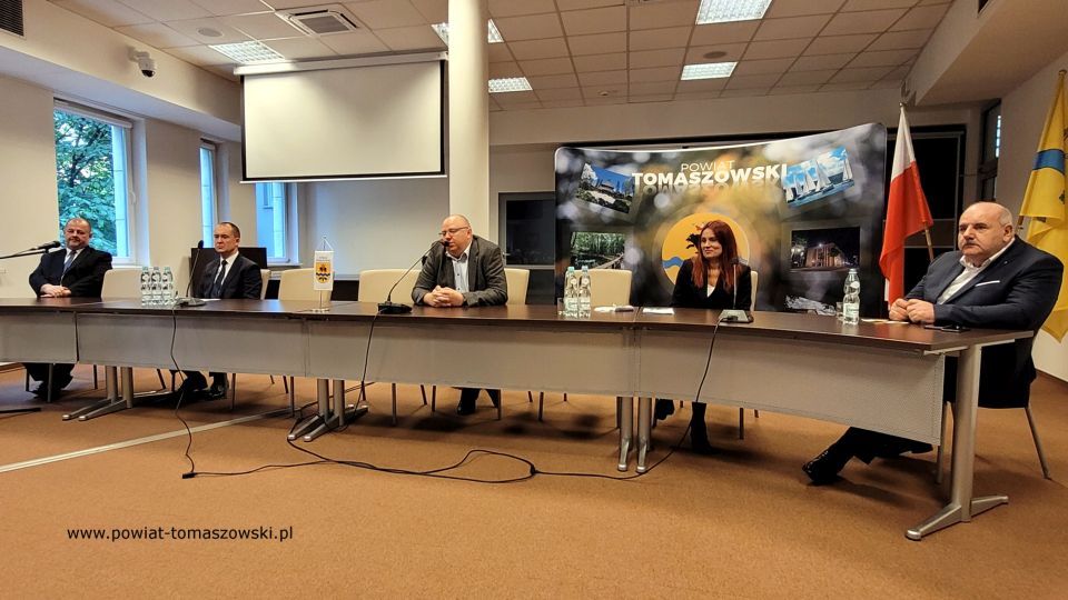 Na zdjęciu: zdjęcie z konferencji, która odbyła się w środę, 13 października 2021 roku w sali konferencyjnej Starostwa Powiatowego w Tomaszowie Mazowieckim, zorganizowana z okazji obchodów Światowego Dnia Ochrony Zdrowia Psychicznego 