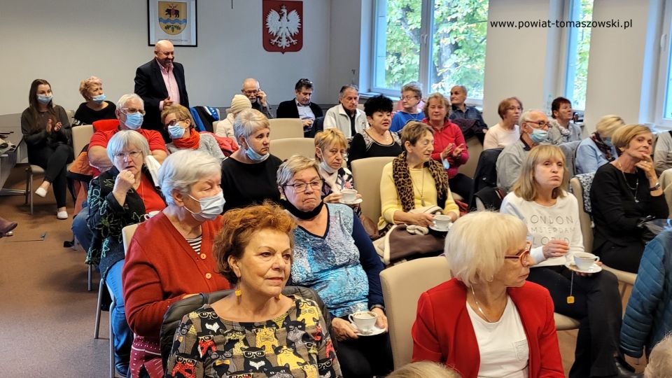 Na zdjęciu: zdjęcie z konferencji, która odbyła się w środę, 13 października 2021 roku w sali konferencyjnej Starostwa Powiatowego w Tomaszowie Mazowieckim, zorganizowana z okazji obchodów Światowego Dnia Ochrony Zdrowia Psychicznego 