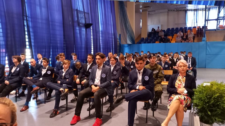 Na zdjęciu: zdjęcie z uroczystego przekazania sztandaru w Zespole Szkół Ponadpodstawowych nr 1 im. Tadeusza Kościuszki w Tomaszowie Mazowieckim