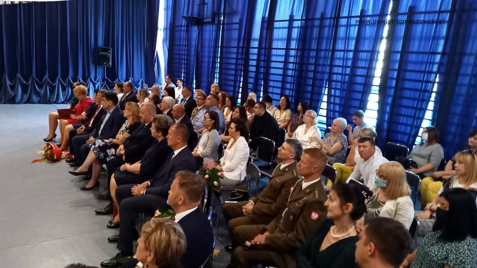 Na zdjęciu: zdjęcie z uroczystego przekazania sztandaru w Zespole Szkół Ponadpodstawowych nr 1 im. Tadeusza Kościuszki w Tomaszowie Mazowieckim