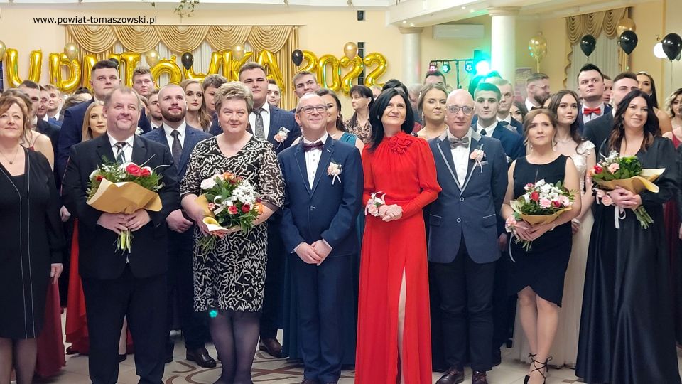 Na zdjęciu: uczestnicy studniówki uczniów klas maturalnych Zespołu Szkół Ponadpodstawowych nr 2 im. Stanisława Staszica w Tomaszowie Mazowieckim, która odbyła się w sobotę, 29 stycznia 2022 roku, w Restauracji Janosik