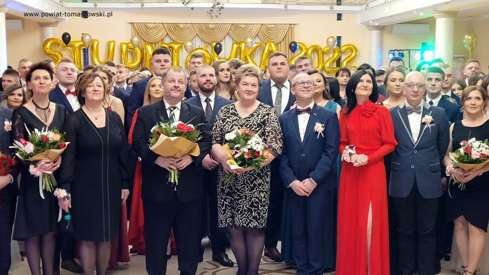 Na zdjęciu: uczestnicy studniówki uczniów klas maturalnych Zespołu Szkół Ponadpodstawowych nr 2 im. Stanisława Staszica w Tomaszowie Mazowieckim, która odbyła się w sobotę, 29 stycznia 2022 roku, w Restauracji Janosik