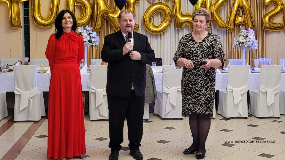 Na zdjęciu: uczestnicy studniówki uczniów klas maturalnych Zespołu Szkół Ponadpodstawowych nr 2 im. Stanisława Staszica w Tomaszowie Mazowieckim, która odbyła się w sobotę, 29 stycznia 2022 roku, w Restauracji Janosik