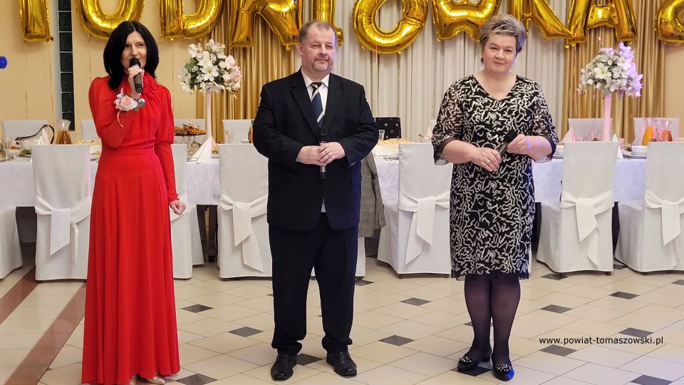 Na zdjęciu: uczestnicy studniówki uczniów klas maturalnych Zespołu Szkół Ponadpodstawowych nr 2 im. Stanisława Staszica w Tomaszowie Mazowieckim, która odbyła się w sobotę, 29 stycznia 2022 roku, w Restauracji Janosik
